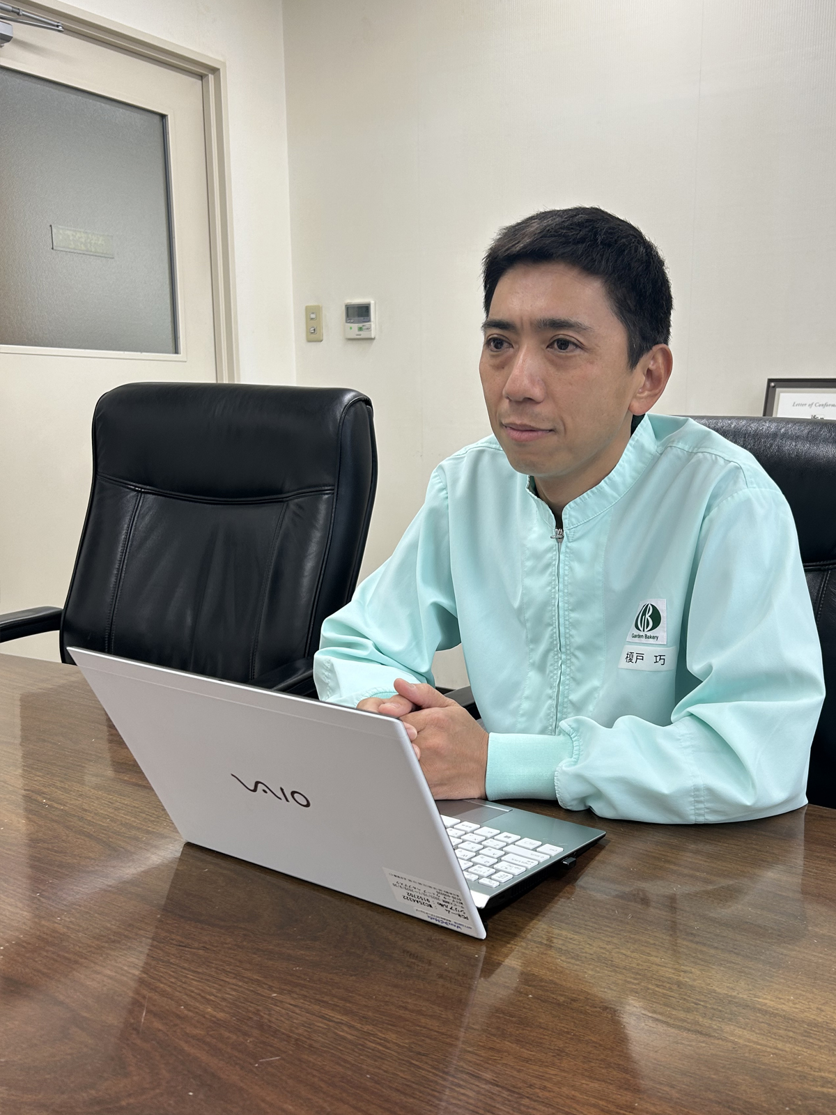 インタビューに答えるガーデンベーカリー株式会社 榎戸工場長